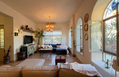 Luxury Duplex Apartment for Rent in Jabal Al Weibdeh – 240 sqm, 3 Bedrooms, Private Garden