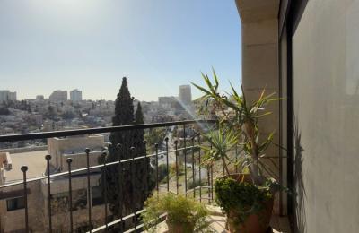 Luxury Apartment for Rent in Jabal Al Weibdeh – 140 sqm, 3 Bedrooms, Third Floor