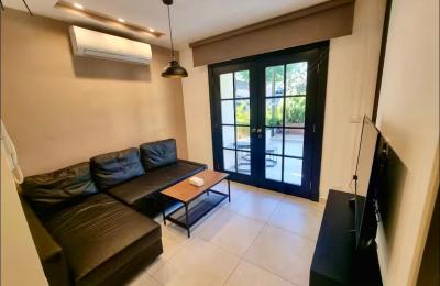 Studio with Front Patio @ No7 Boutique Apartments